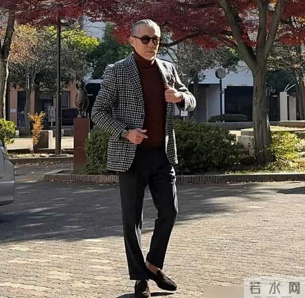 中老年男人冬天这样穿,哪怕是满头白发,也能彰显出男人成熟魅力