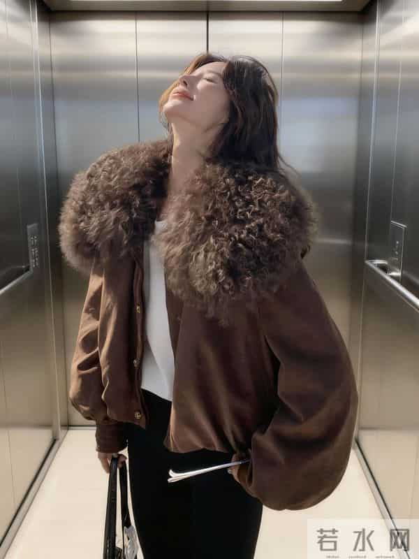 大毛领+金属扣细节,低调里透着贵气~