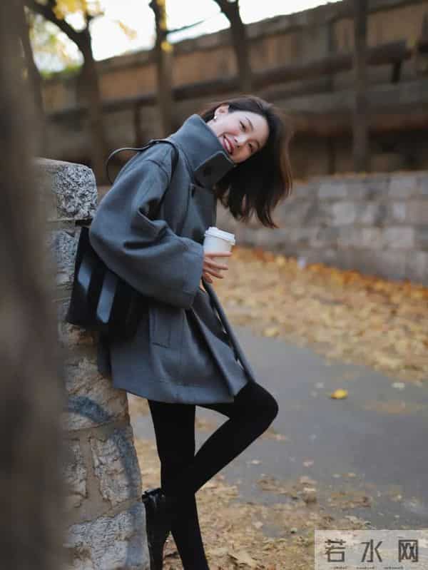 灰色大衣配厚黑太美了，秋冬氛围感轻松拿捏！
