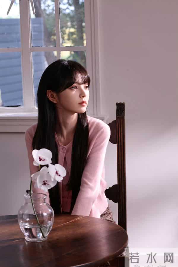 田曦薇多面魅力暴击！青绿旗袍清冷贵气，奶白纱裙甜软灵动！