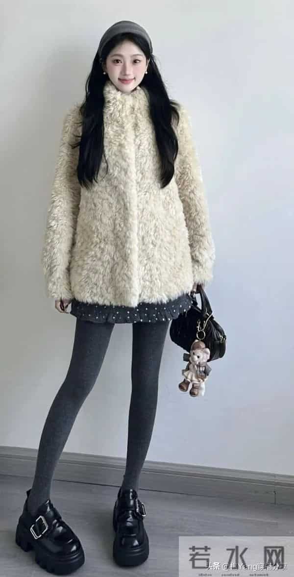 奶白色毛绒外衣这样穿，太美了！