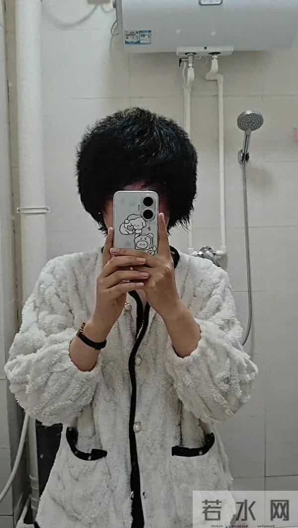 女子说自己发量太多，又粗又硬很苦恼，网友：旱的旱死，涝的涝死
