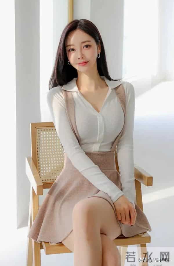 白色V领长袖上衣搭配浅棕色高腰背带A字裙。