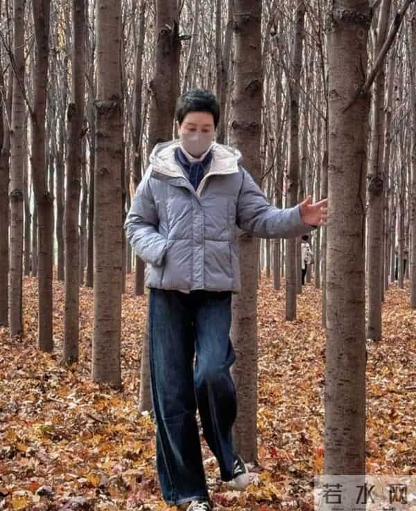 被这个50+阿姨惊艳到！穿搭不花不绿，简单却时髦，值得借鉴！