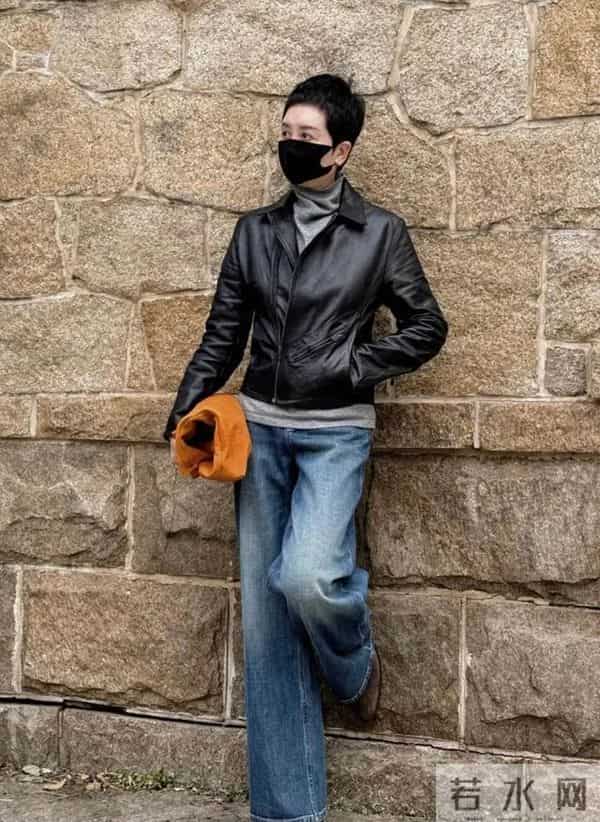 被这个50+阿姨惊艳到！穿搭不花不绿，简单却时髦，值得借鉴！