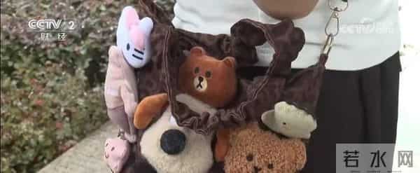 “50块帆布包配3000块包挂”，时髦年轻人背半个身家出门