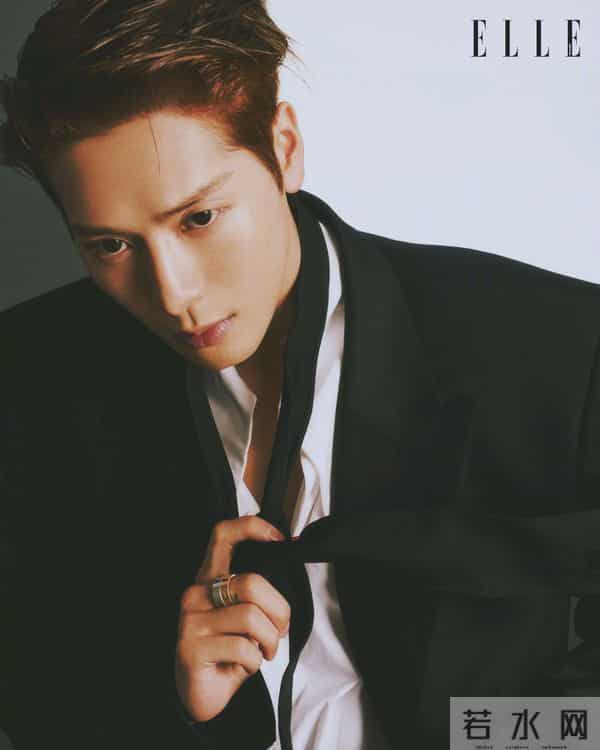 王嘉尔的胸肌让人血脉贲张 手臂肌肉更是力量感满满 荷尔蒙爆棚