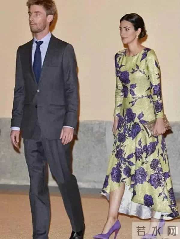 花裙子难看？深色衣服显老气不衬皮肤？