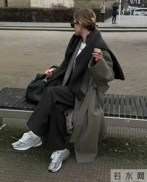 大衣+运动鞋,冬天最松弛的时髦