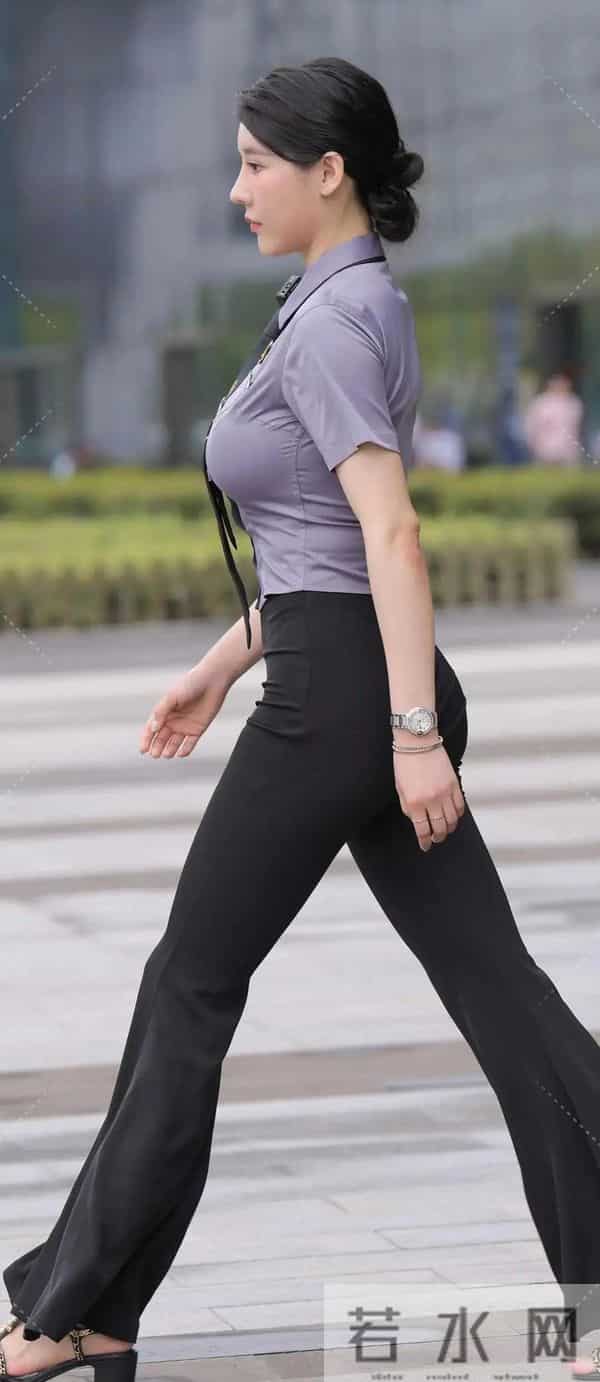 微胖小姐姐的职场穿搭，浅紫色衬衫配黑色喇叭裤，秒变时尚精英