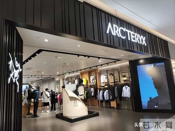 买始祖鸟别盲目！号称无痕户外，却在高原毁草甸，打自己环保的脸