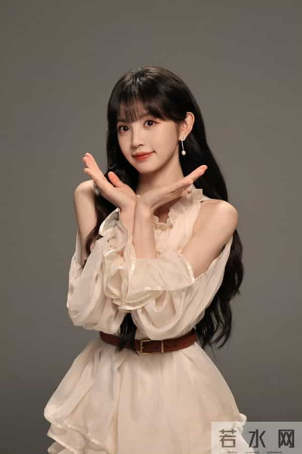 田曦薇多面魅力暴击！青绿旗袍清冷贵气，奶白纱裙甜软灵动！