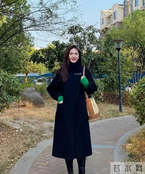 “大衣”买精不买多，长款必备，配牛仔裤、半身裙，高级又时髦