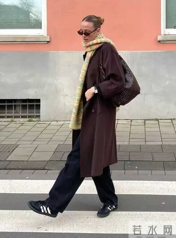 大衣+运动鞋,冬天最松弛的时髦