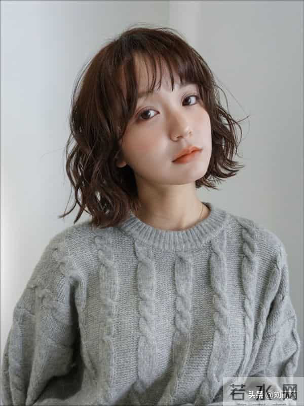 解锁日系轻熟风卷发：氛围感与实用性并存的秋冬发型首选