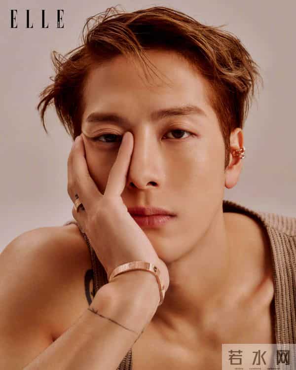 王嘉尔的胸肌让人血脉贲张 手臂肌肉更是力量感满满 荷尔蒙爆棚