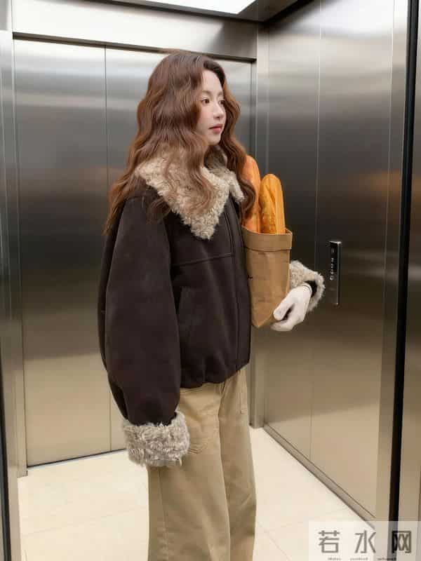 咖棕毛绒领羽绒服，冬日复古氛围感