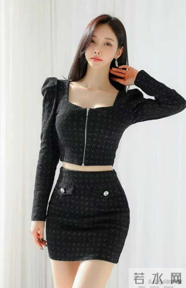 黑色细闪套裙,方领泡泡袖设计,优雅干练不失俏皮。