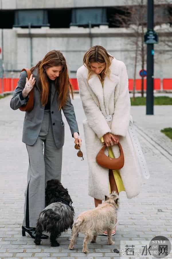 今年流行的“羊羔毛外套”太火了,这样穿时髦高级炸了!