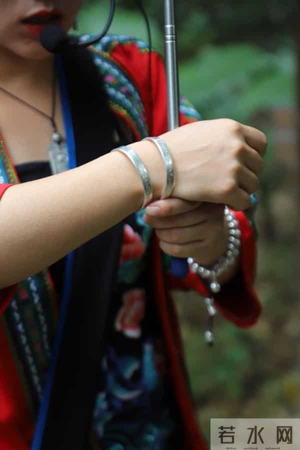 发黑银饰复活术：锡纸+盐+开水堪比专业抛光