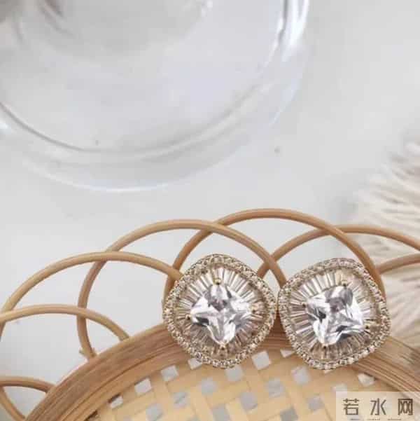 潘通色出炉！普通人怎么把流行色穿出彩？