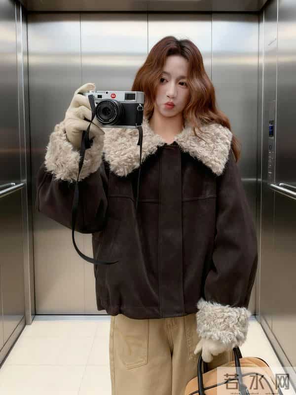 咖棕毛绒领羽绒服，冬日复古氛围感