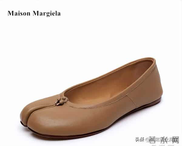 丑到极致就是潮!3000一双的“牛马打工鞋”,成了中产体面穿搭