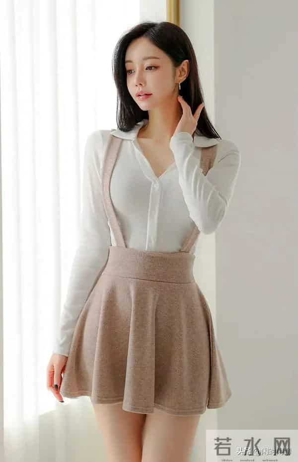 白色V领长袖上衣搭配浅棕色高腰背带A字裙。