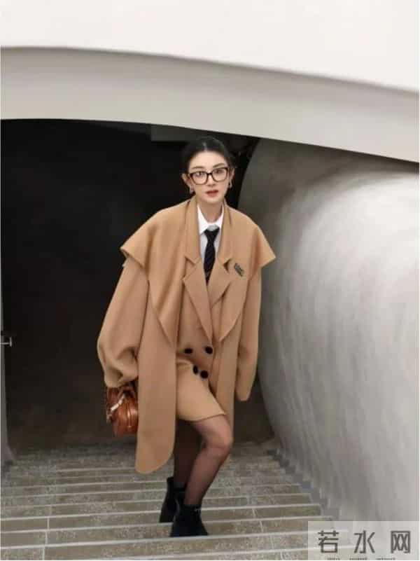 看了薇娅大衣新穿法，我悟了：搭配阔腿裤、裙子，高级感拉满