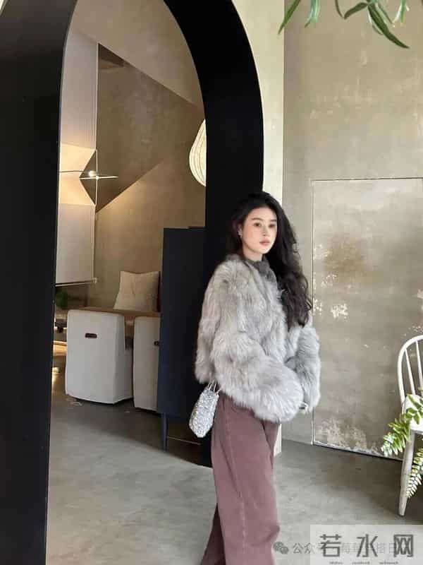 浅灰毛绒 + 棕调阔腿裤，慵懒贵气的松弛感直接焊身上！