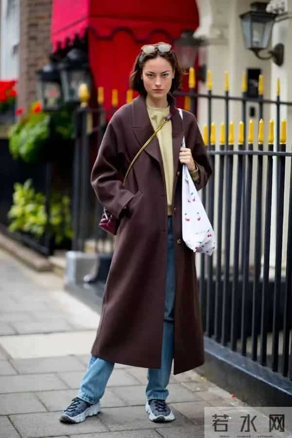 大衣+运动鞋，冬天最松弛的时髦