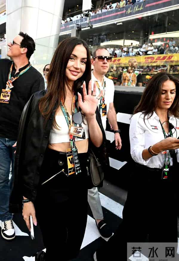 Ana De Armas 穿着整套Louis Vuitton亮相F1阿布扎比大奖赛