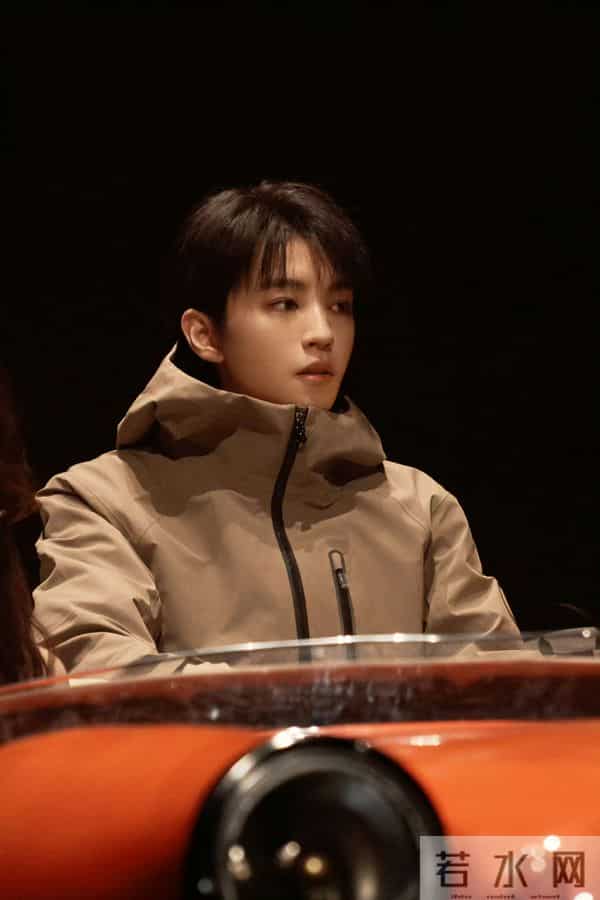 内娱炸了！王俊凯“蒲公英爆炸头”刷屏，是翻车还是封神？