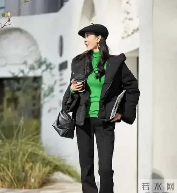 “黑色羽绒服”今年冬天火爆了，这样穿高级又显瘦