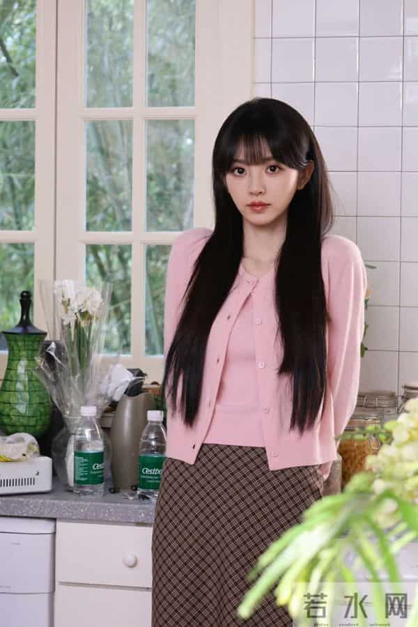 田曦薇多面魅力暴击！青绿旗袍清冷贵气，奶白纱裙甜软灵动！