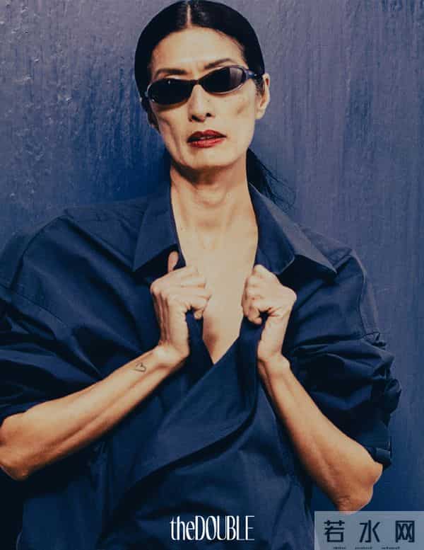 20岁嫁入纪梵希家族，49岁丧夫，52岁当模特，如今已是一线超模