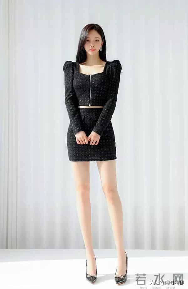 黑色细闪套裙,方领泡泡袖设计,优雅干练不失俏皮。