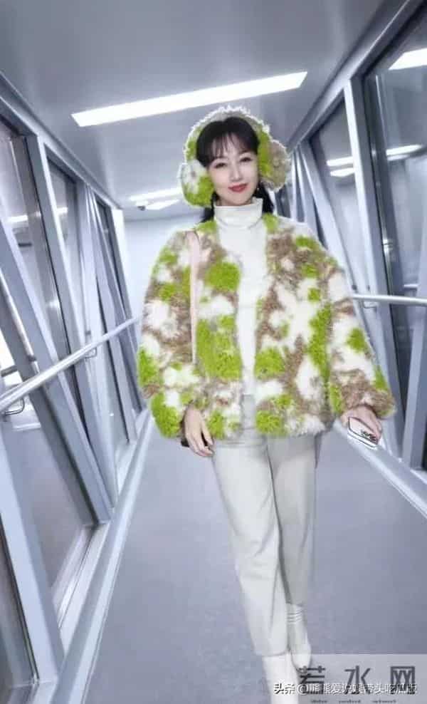 被赵雅芝的老年穿搭惊艳了！印花毛绒外套+短靴，时髦减龄又高级