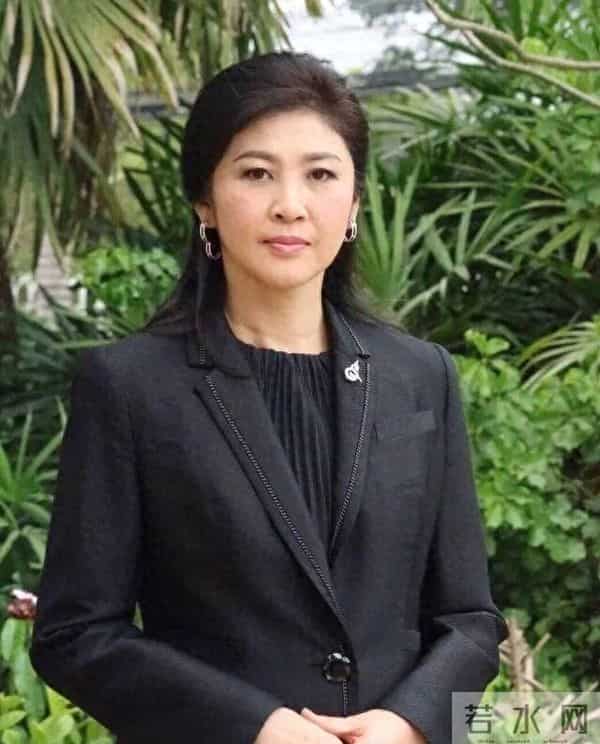 看了55岁英拉的打扮，我悟了：衣服成套、裙子过膝，优雅又高级