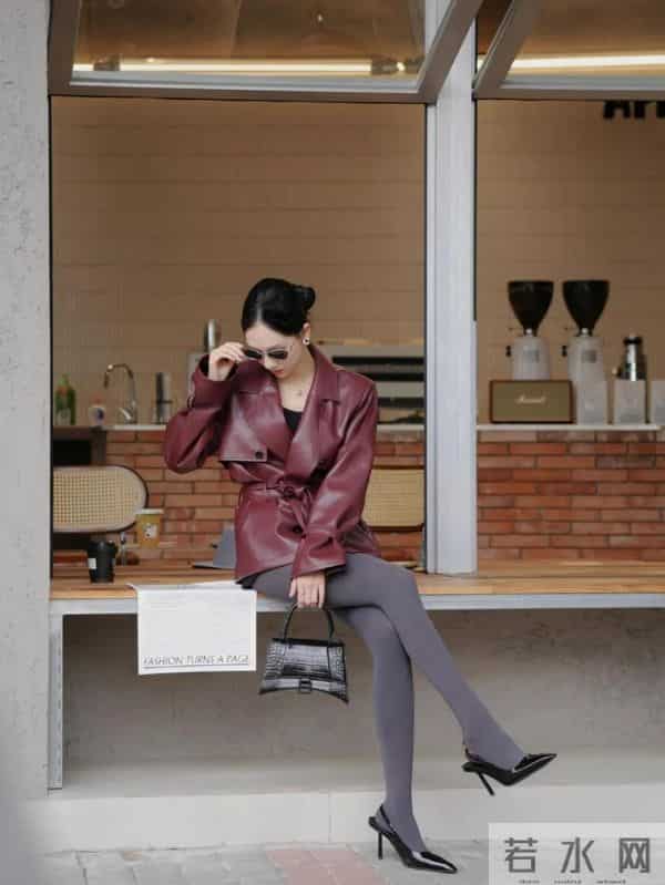 酒红色皮衣搭配灰色裤袜，高级感满满，太好看啦