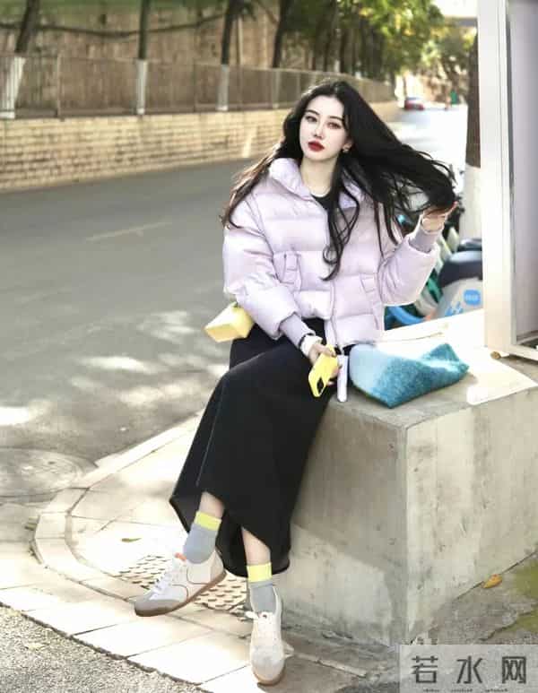 羽绒服不要只会搭裤子,“羽绒服+长裙”,优雅又耐看,真的很美