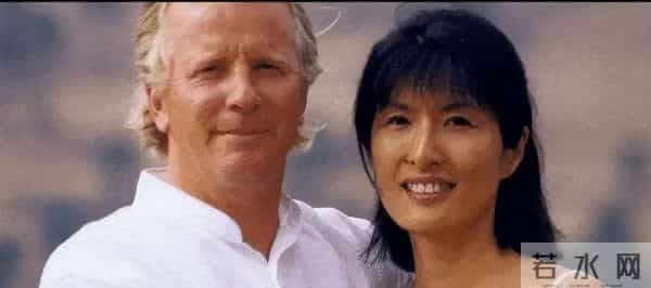 20岁嫁入纪梵希家族，49岁丧夫，52岁当模特，如今已是一线超模