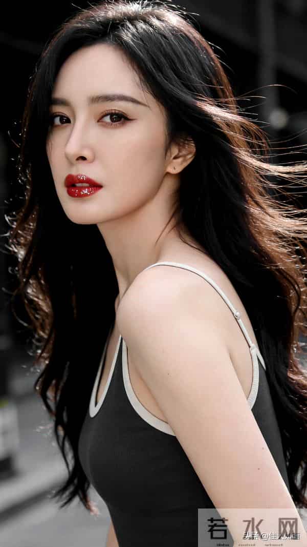 松弛随性的冷艳街拍美人