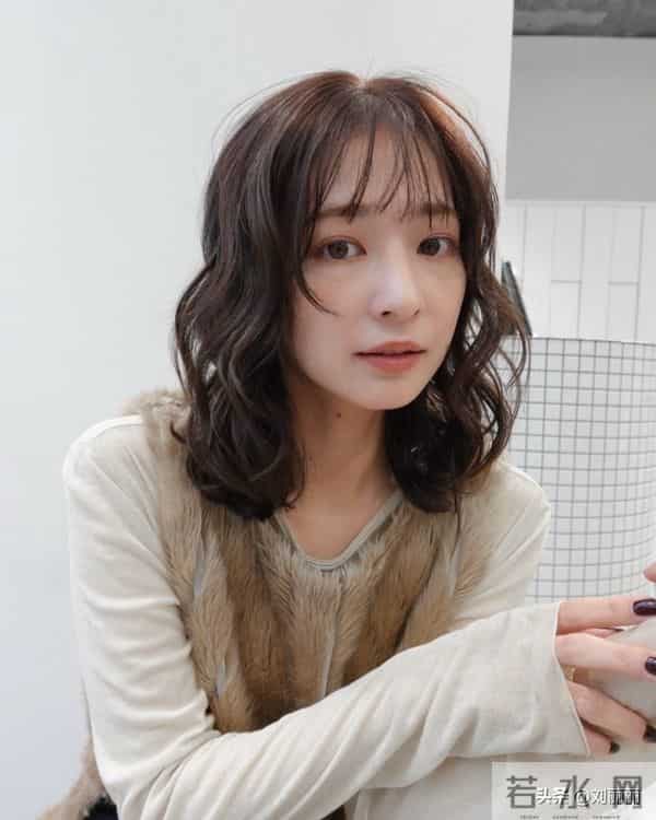 解锁日系轻熟风卷发：氛围感与实用性并存的秋冬发型首选