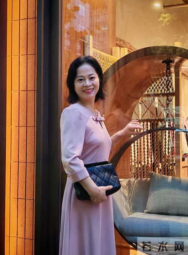 60岁的上海“敏姐”真是时尚达人，身穿粉色裙子，网友称赞像40岁