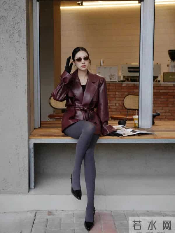酒红色皮衣搭配灰色裤袜，高级感满满，太好看啦