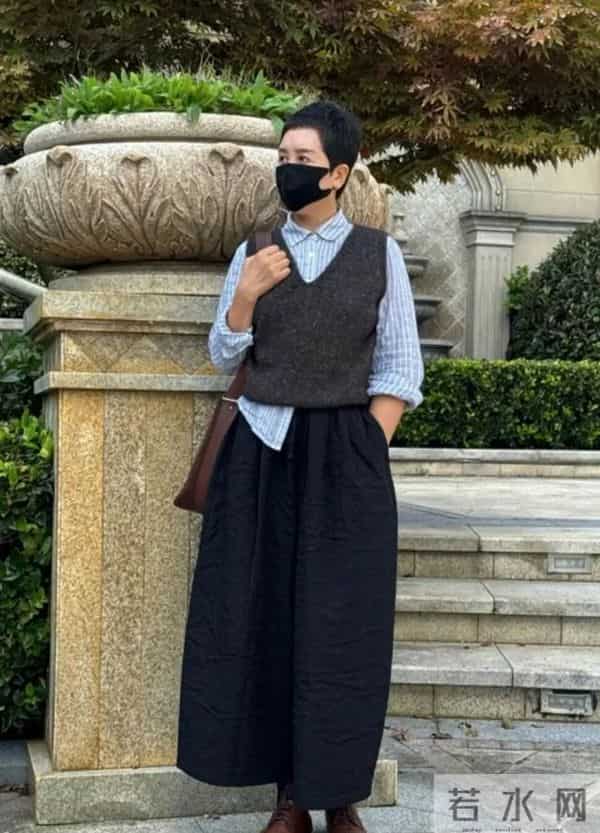 被这个50+阿姨惊艳到！穿搭不花不绿，简单却时髦，值得借鉴！