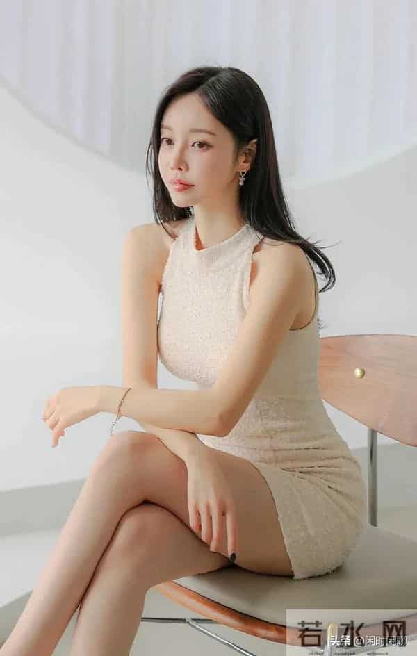 米白无袖高领针织裙，同色尖头钻饰高跟鞋。