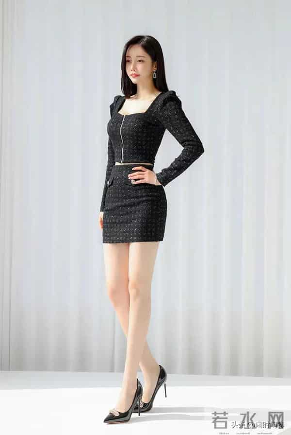 黑色细闪套裙,方领泡泡袖设计,优雅干练不失俏皮。