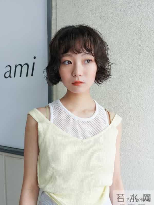 解锁日系轻熟风卷发：氛围感与实用性并存的秋冬发型首选